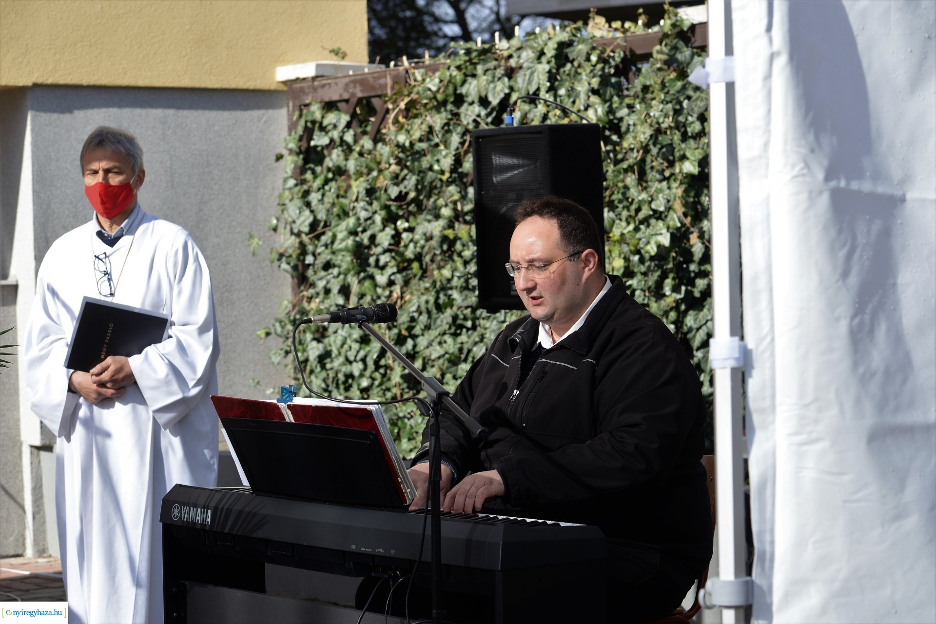 Szabadtéri Szentmise Virágvasárnap a Magyarok Nagyasszonya plébánia udvarán
