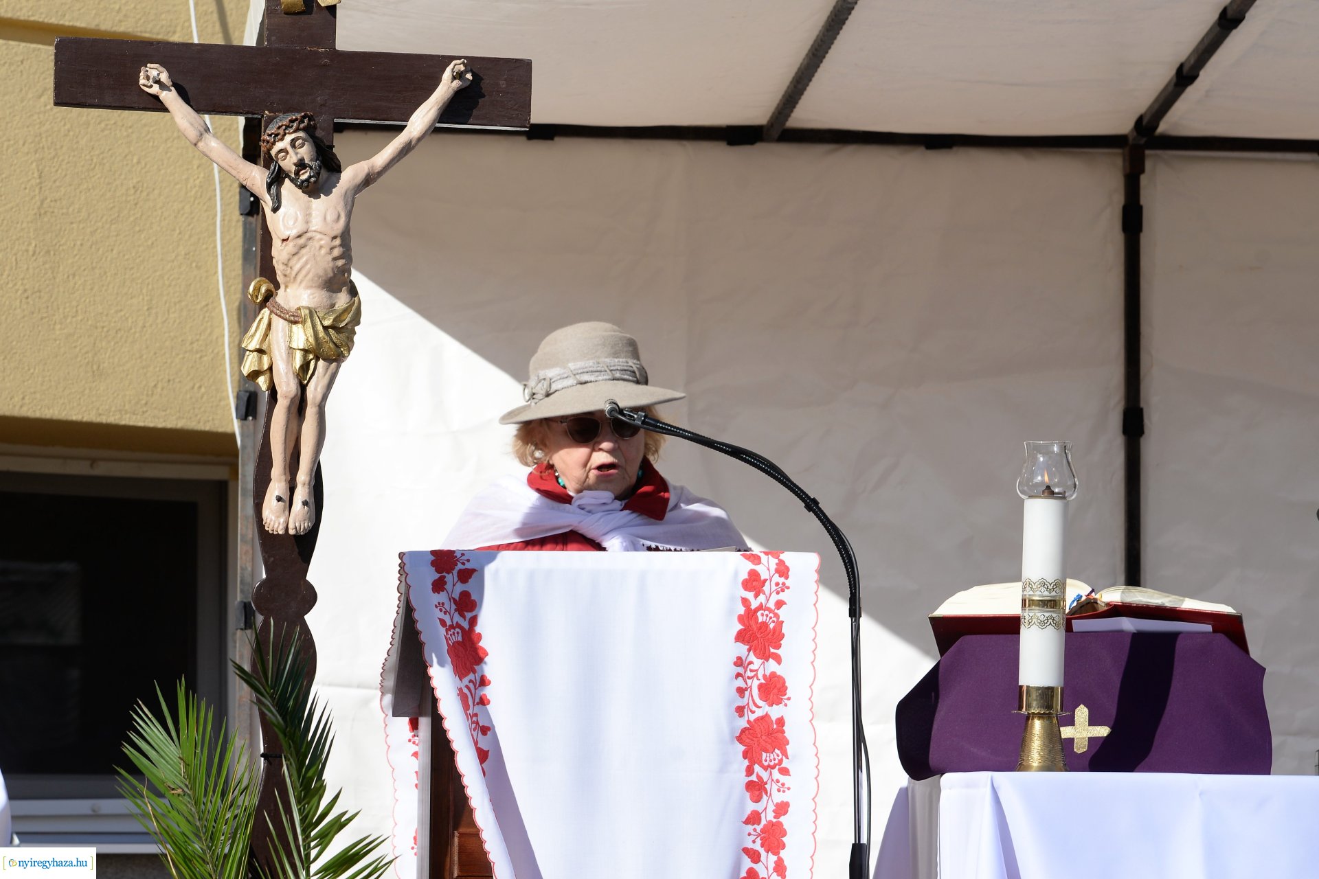 Szabadtéri Szentmise Virágvasárnap a Magyarok Nagyasszonya plébánia udvarán