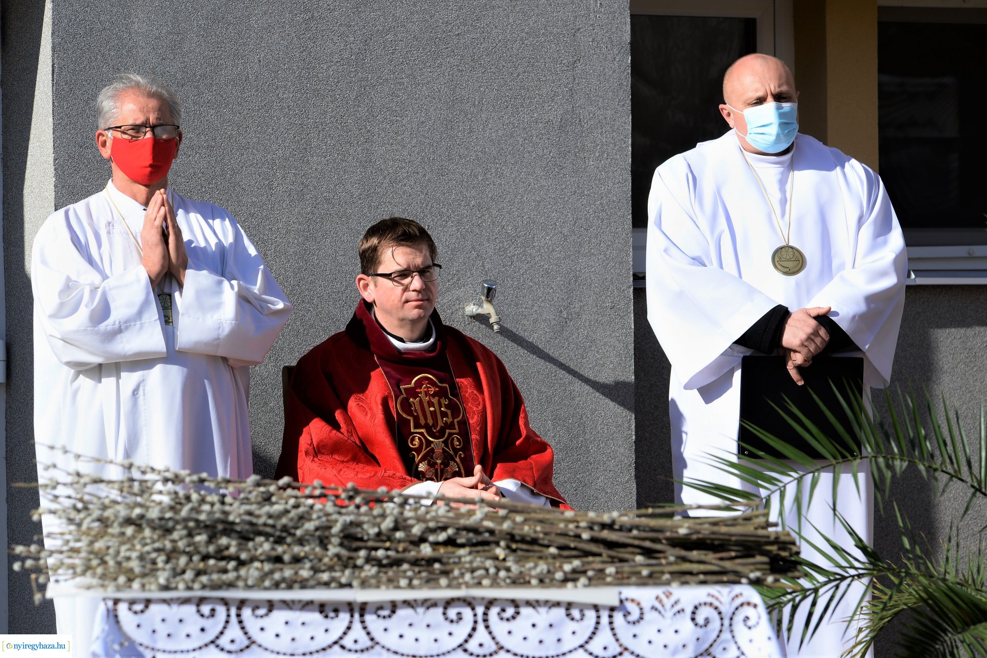 Szabadtéri Szentmise Virágvasárnap a Magyarok Nagyasszonya plébánia udvarán