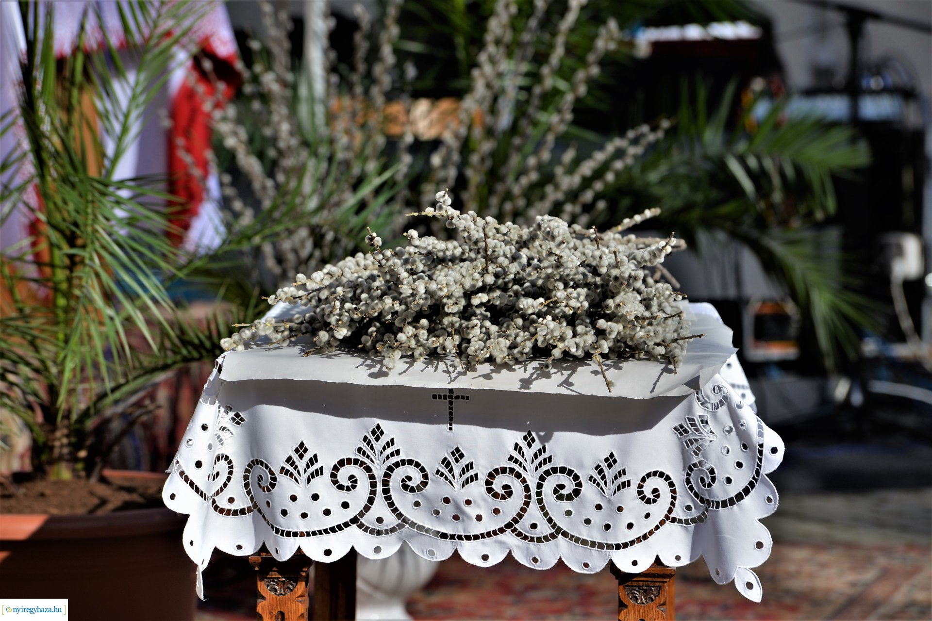 Szabadtéri Szentmise Virágvasárnap a Magyarok Nagyasszonya plébánia udvarán