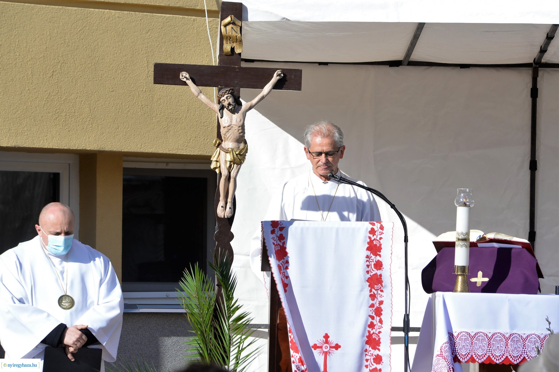 Szabadtéri Szentmise Virágvasárnap a Magyarok Nagyasszonya plébánia udvarán