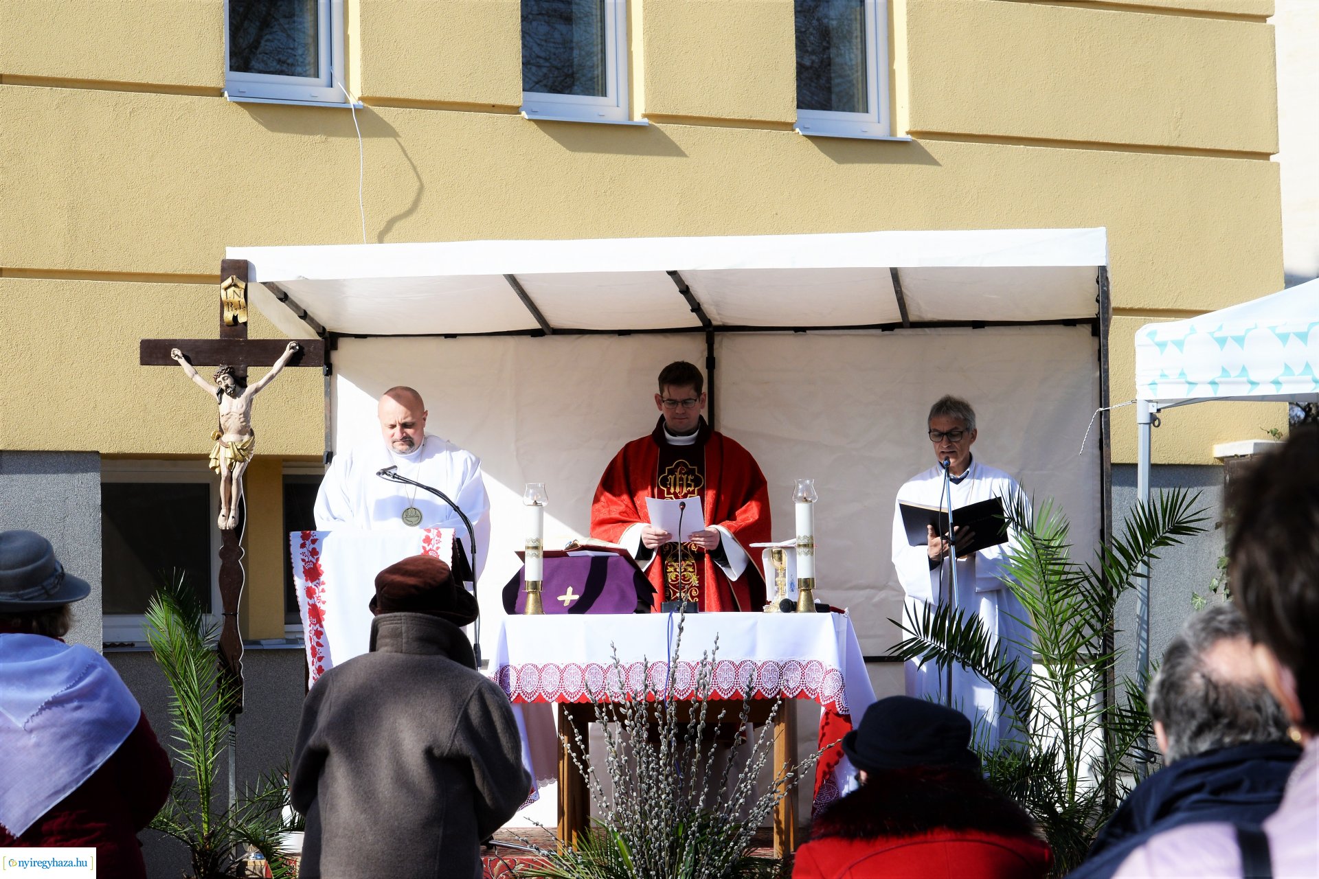 Szabadtéri Szentmise Virágvasárnap a Magyarok Nagyasszonya plébánia udvarán