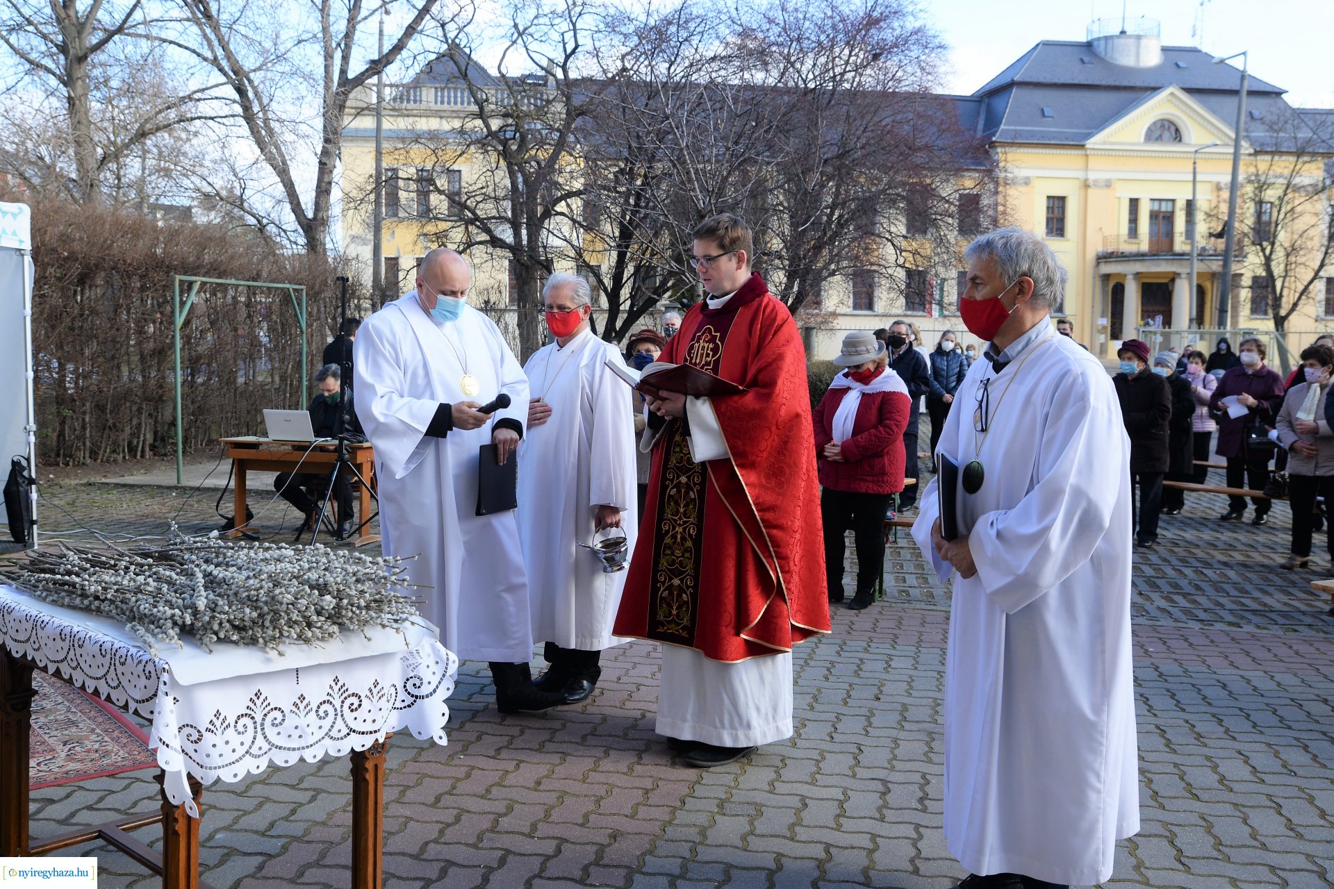 Szabadtéri Szentmise Virágvasárnap a Magyarok Nagyasszonya plébánia udvarán