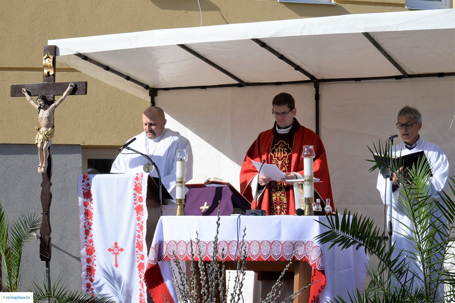 Szabadtéri Szentmise Virágvasárnap a Magyarok Nagyasszonya plébánia udvarán