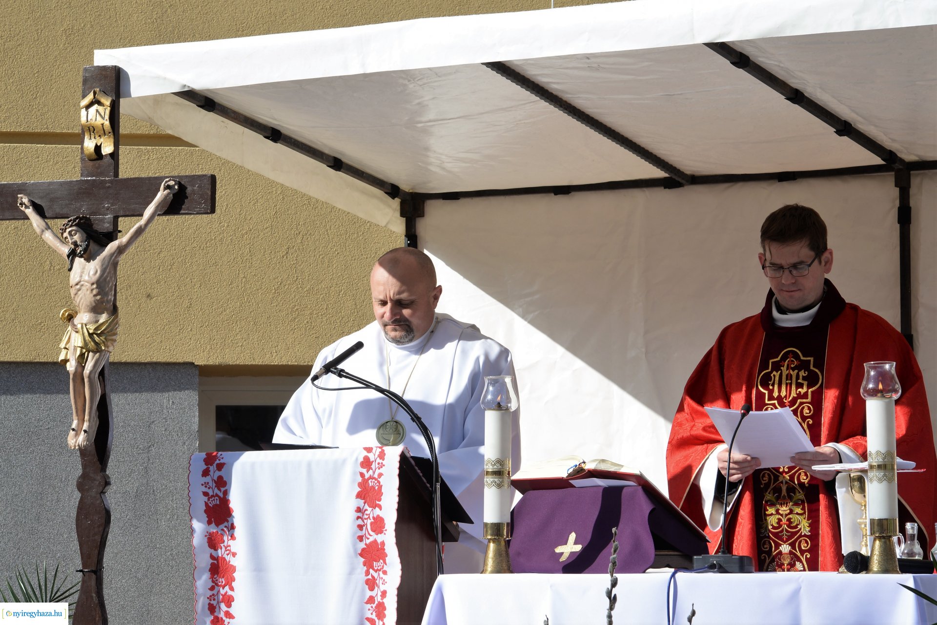 Szabadtéri Szentmise Virágvasárnap a Magyarok Nagyasszonya plébánia udvarán