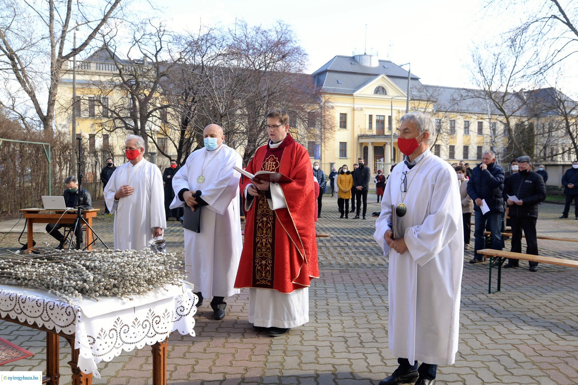 Szabadtéri Szentmise Virágvasárnap a Magyarok Nagyasszonya plébánia udvarán