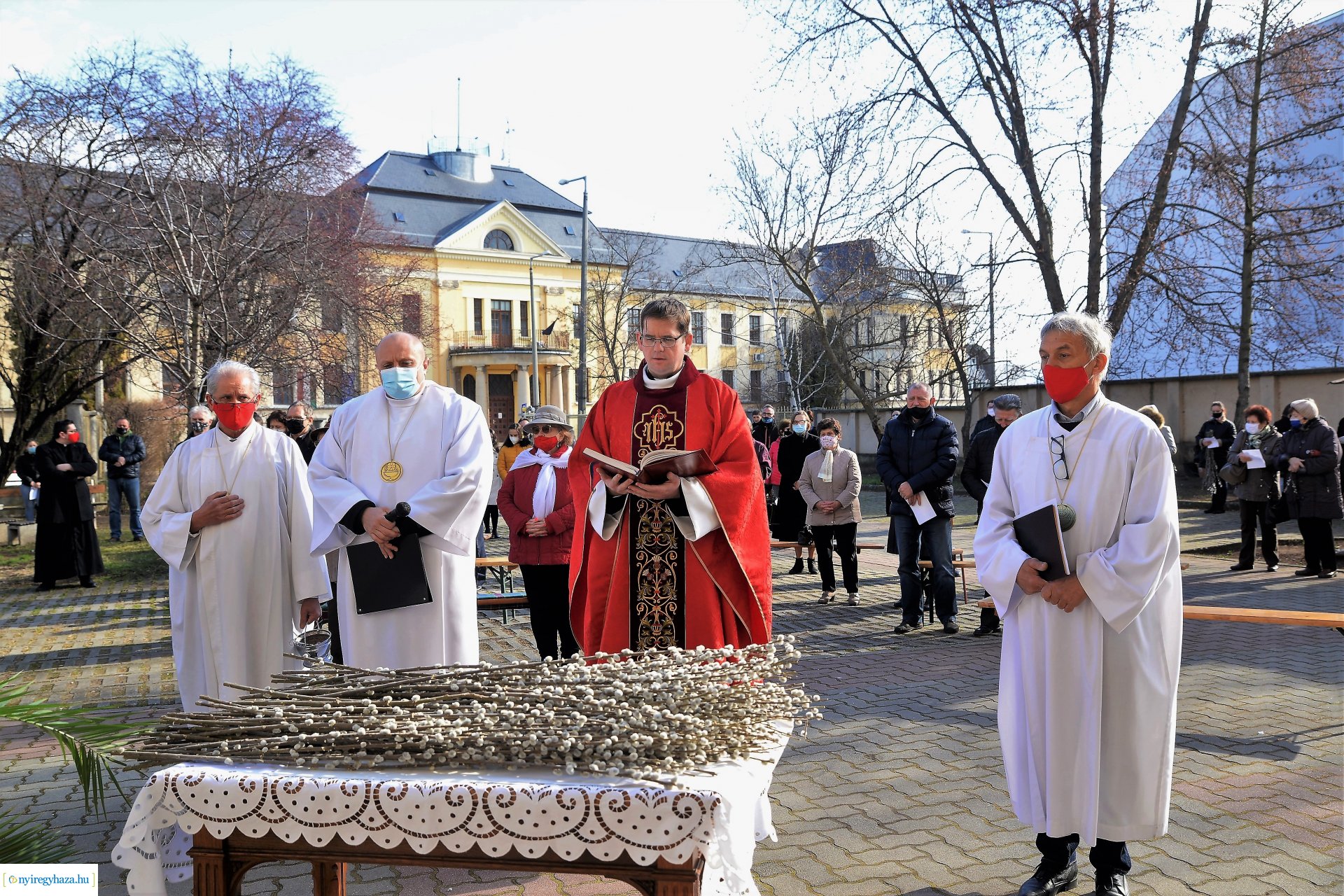 Szabadtéri Szentmise Virágvasárnap a Magyarok Nagyasszonya plébánia udvarán