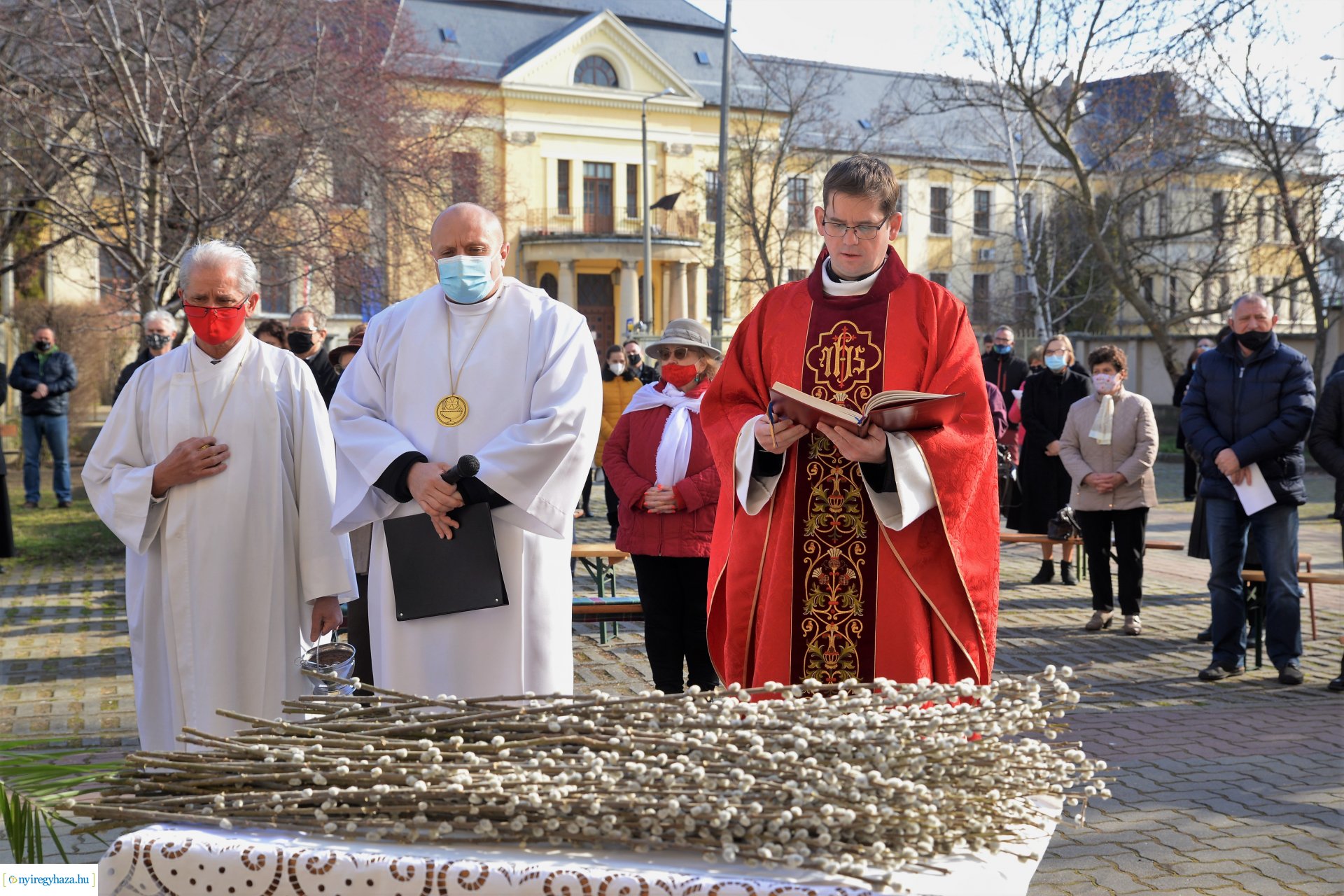 Szabadtéri Szentmise Virágvasárnap a Magyarok Nagyasszonya plébánia udvarán