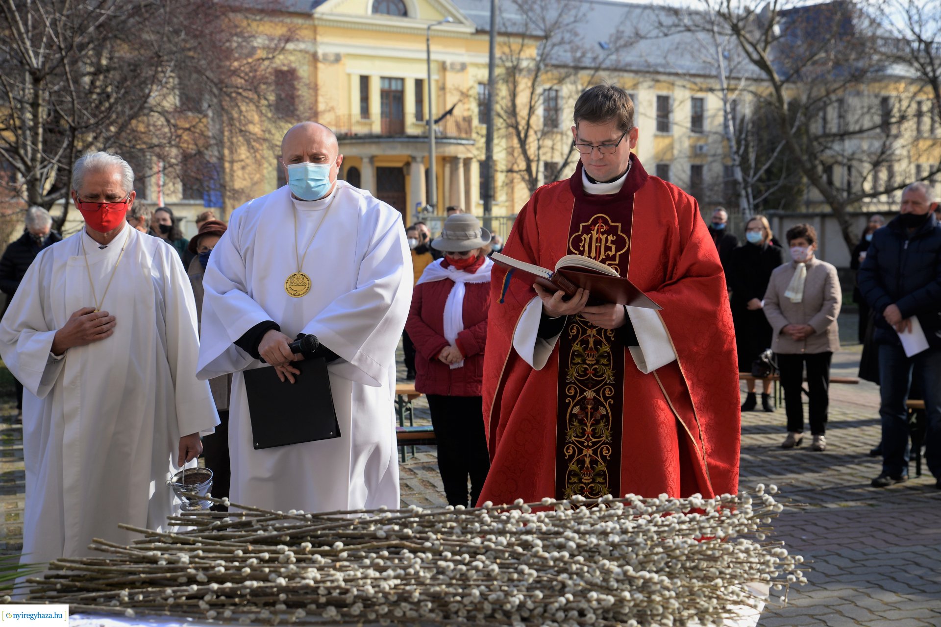 Szabadtéri Szentmise Virágvasárnap a Magyarok Nagyasszonya plébánia udvarán