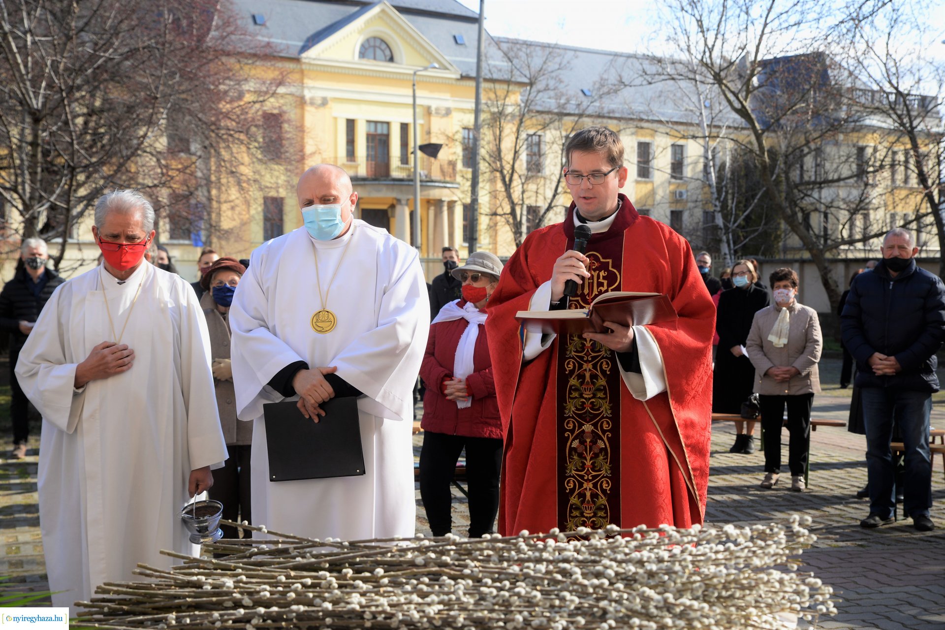 Szabadtéri Szentmise Virágvasárnap a Magyarok Nagyasszonya plébánia udvarán