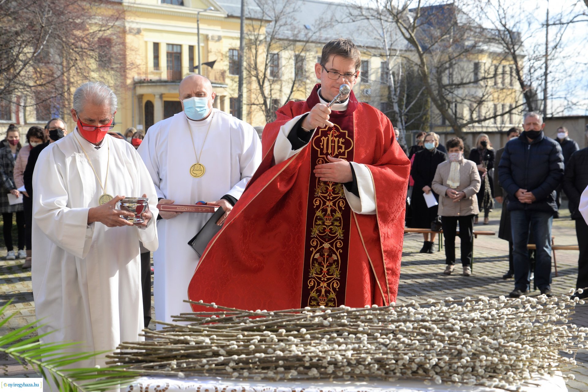 Szabadtéri Szentmise Virágvasárnap a Magyarok Nagyasszonya plébánia udvarán
