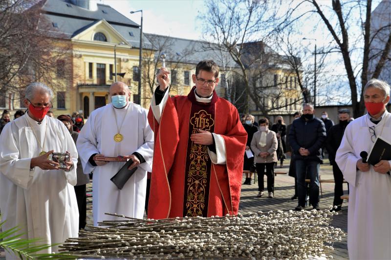 Szabadtéri Szentmise Virágvasárnap a Magyarok Nagyasszonya plébánia udvarán