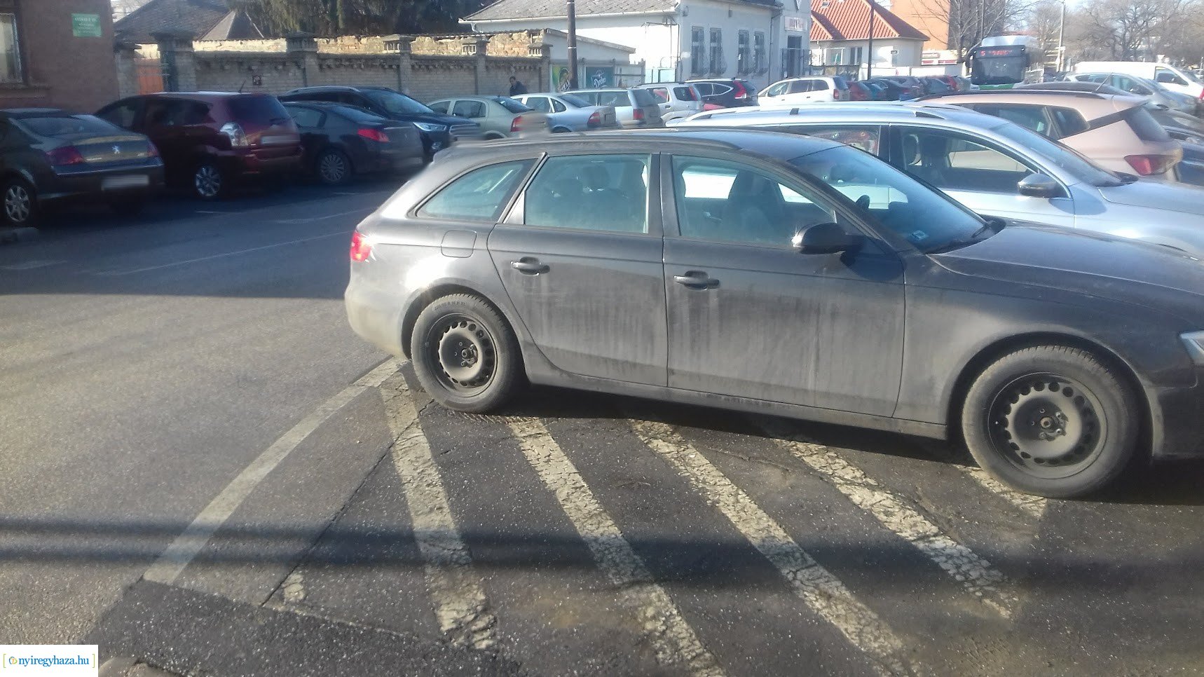 Szabálytalan parkolás a Nagyvárad utcán