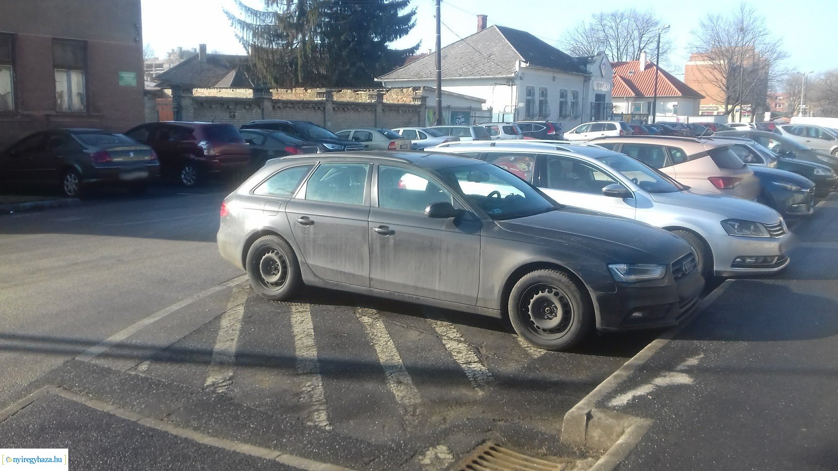 Szabálytalan parkolás a Nagyvárad utcán