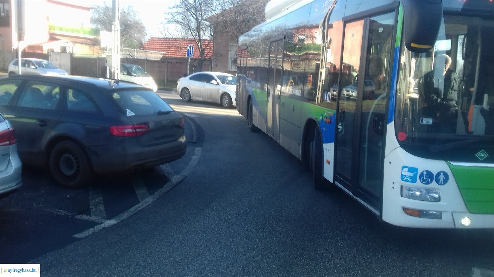 Szabálytalan parkolás a Nagyvárad utcán