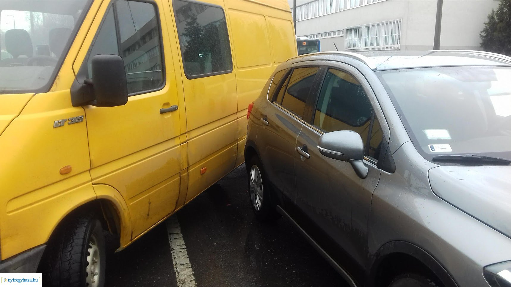 Szabálytalan sávváltás miatt ütköztek