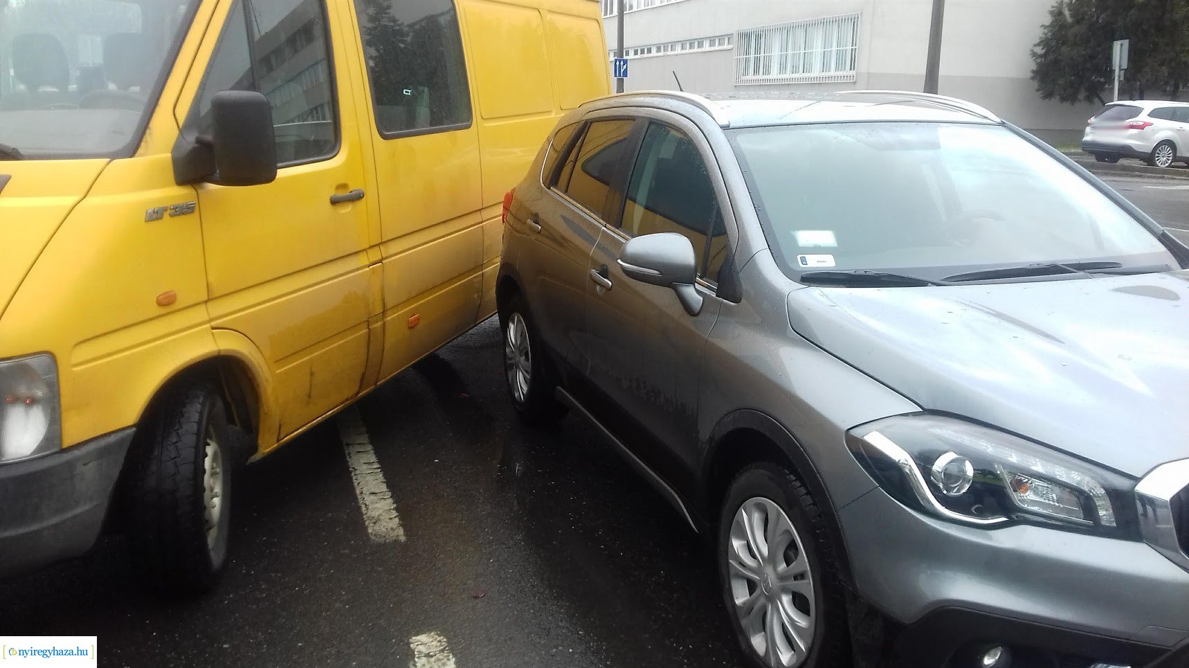 Szabálytalan sávváltás miatt ütköztek