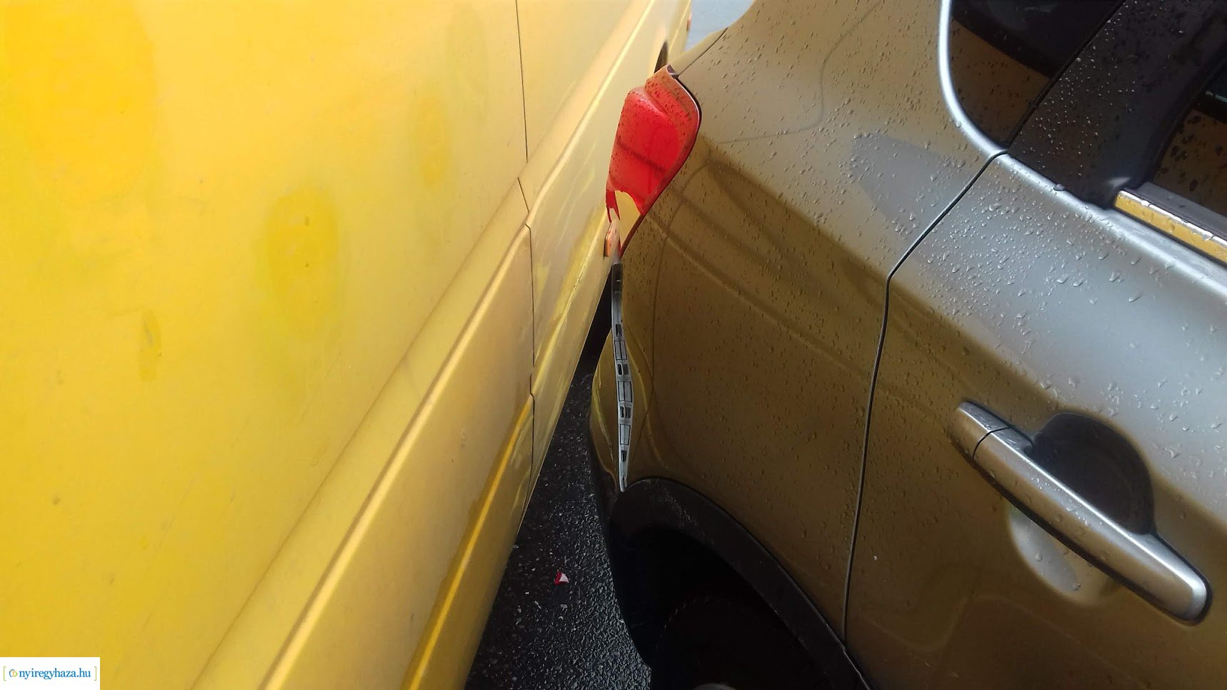 Szabálytalan sávváltás miatt ütköztek