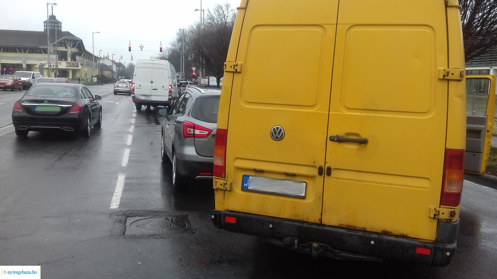 Szabálytalan sávváltás miatt ütköztek