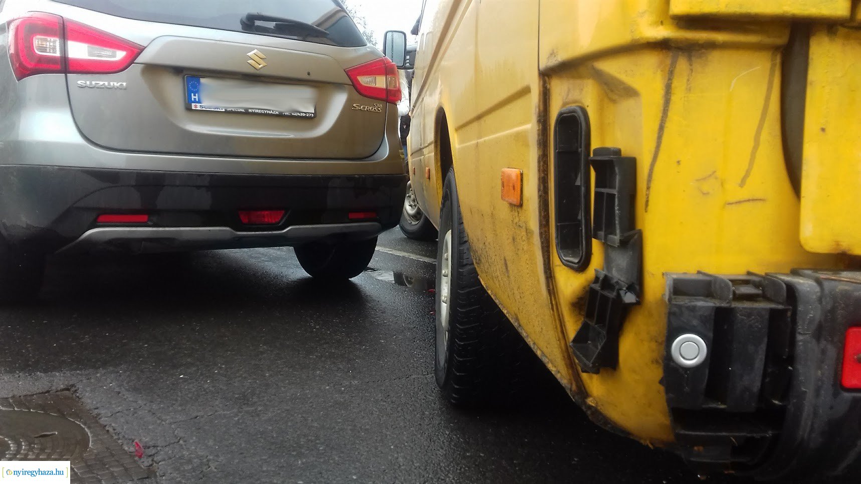 Szabálytalan sávváltás miatt ütköztek