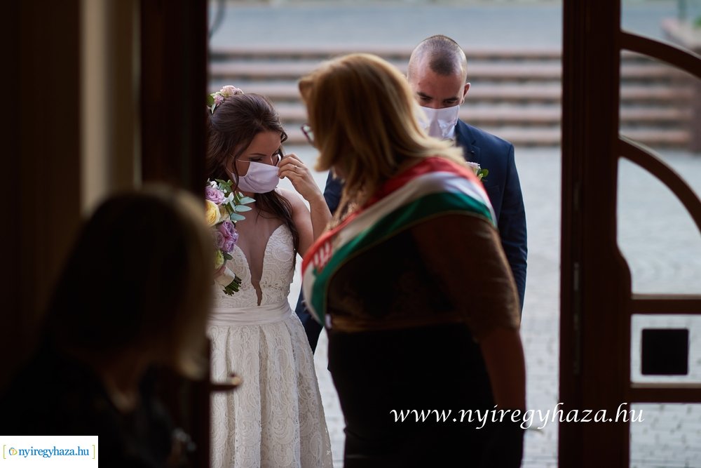 Szájmaszkos esküvő