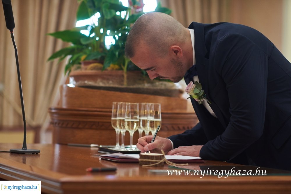 Szájmaszkos esküvő