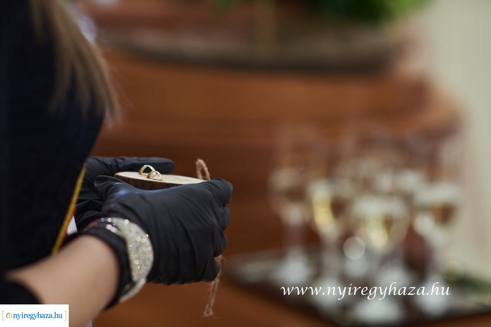 Szájmaszkos esküvő