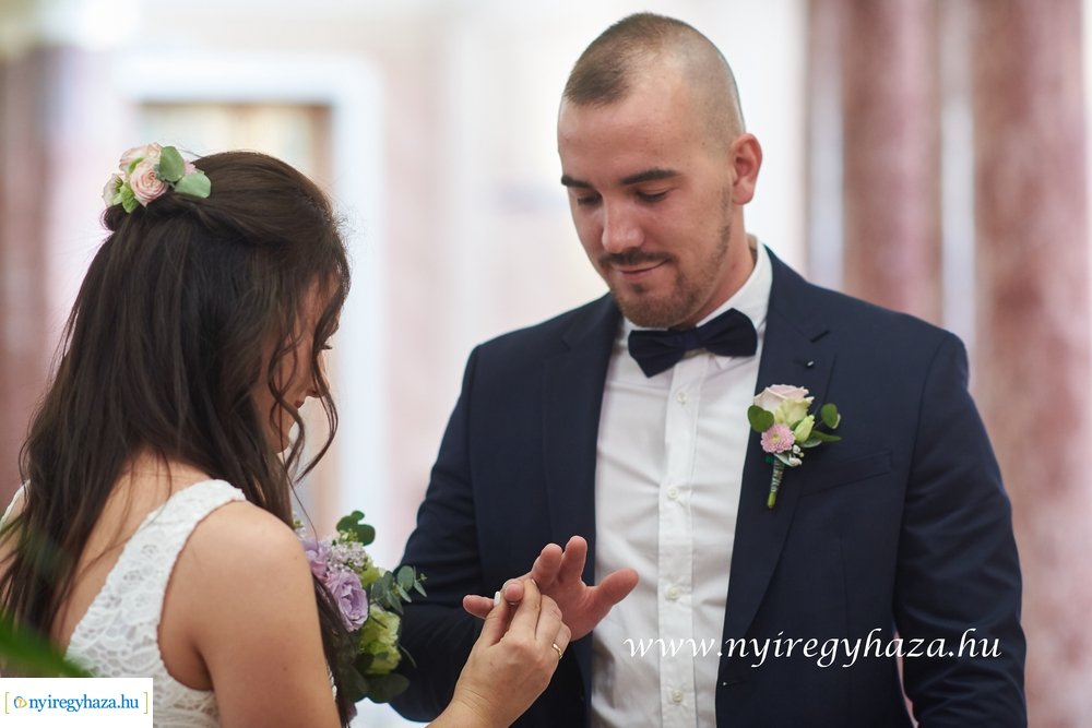 Szájmaszkos esküvő