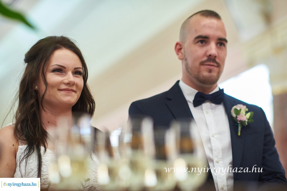 Szájmaszkos esküvő