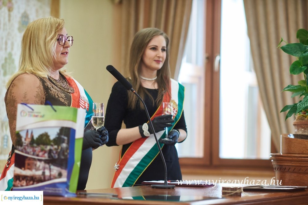 Szájmaszkos esküvő