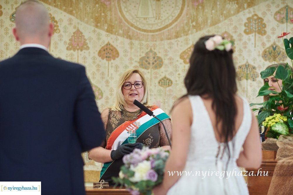 Szájmaszkos esküvő