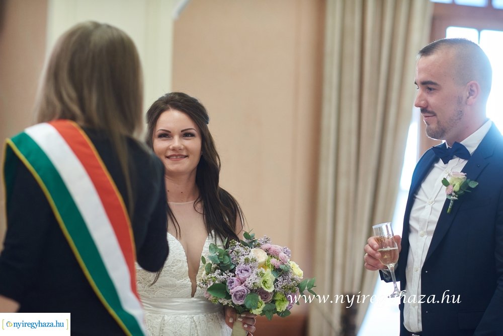 Szájmaszkos esküvő