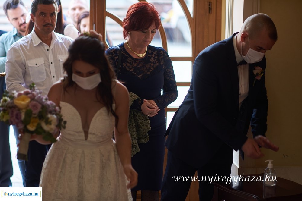 Szájmaszkos esküvő