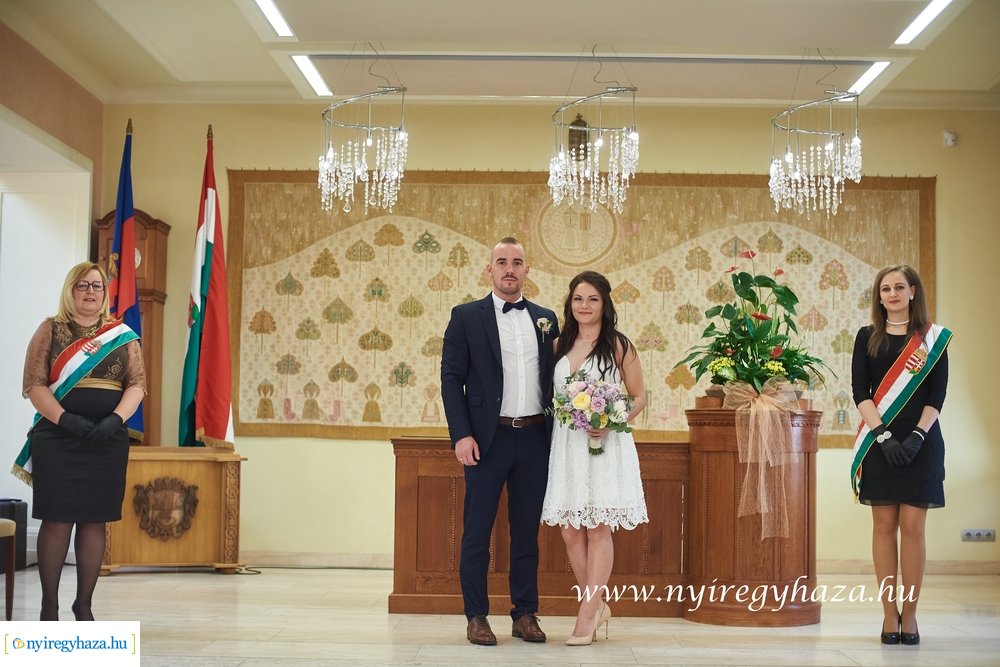 Szájmaszkos esküvő