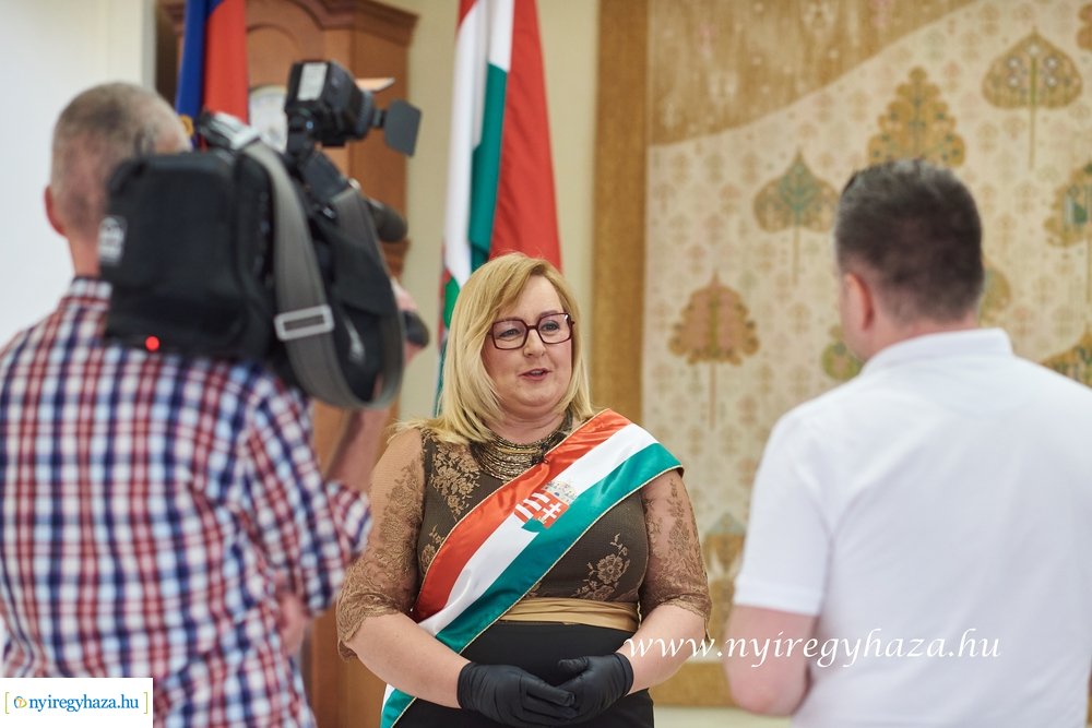 Szájmaszkos esküvő