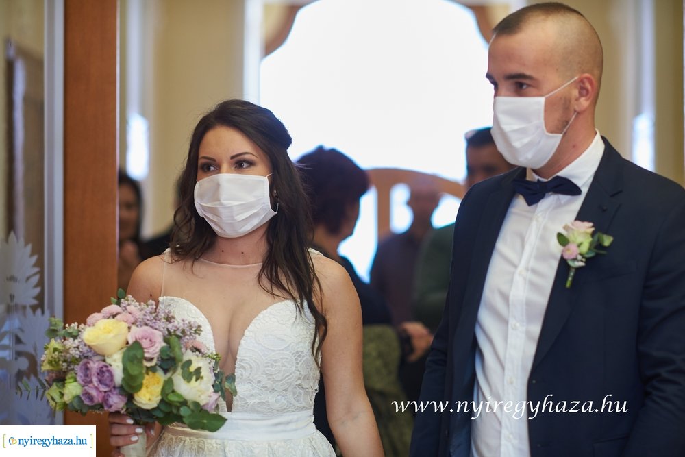 Szájmaszkos esküvő
