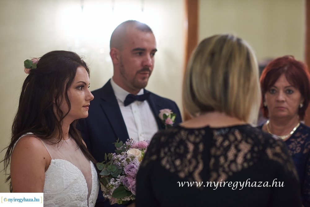 Szájmaszkos esküvő