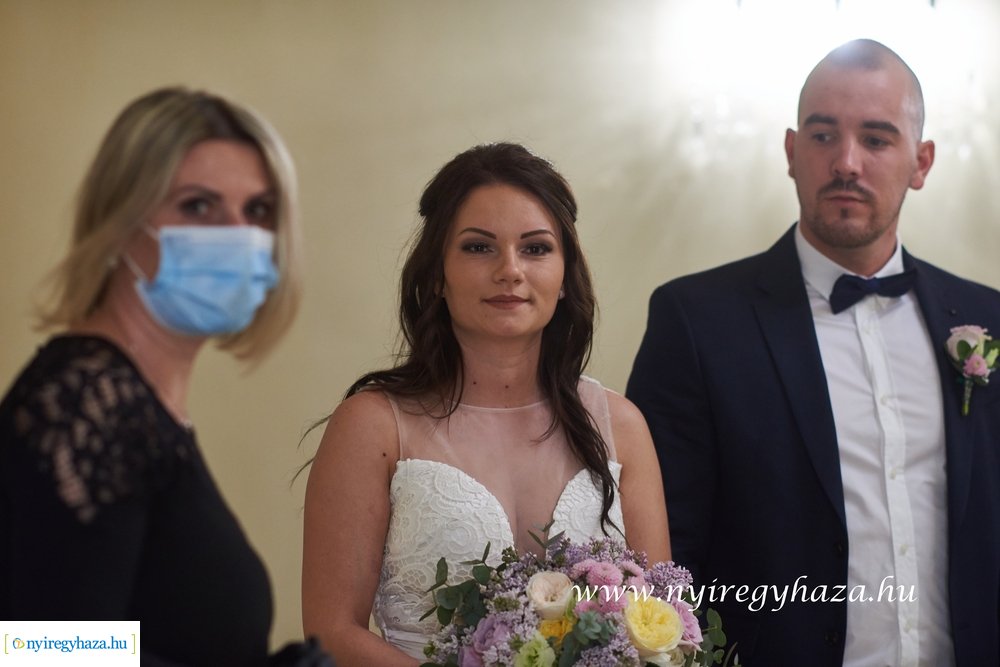 Szájmaszkos esküvő