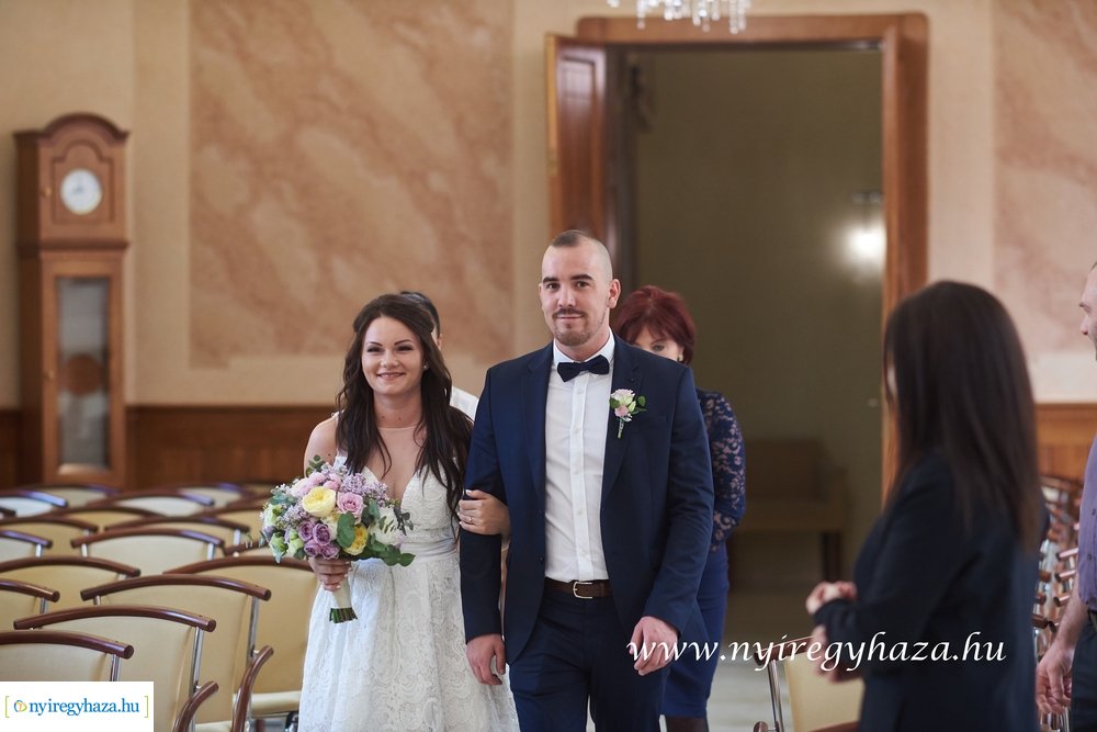 Szájmaszkos esküvő