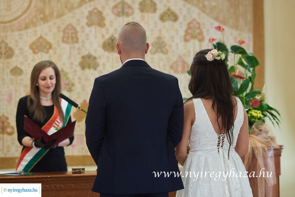 Szájmaszkos esküvő