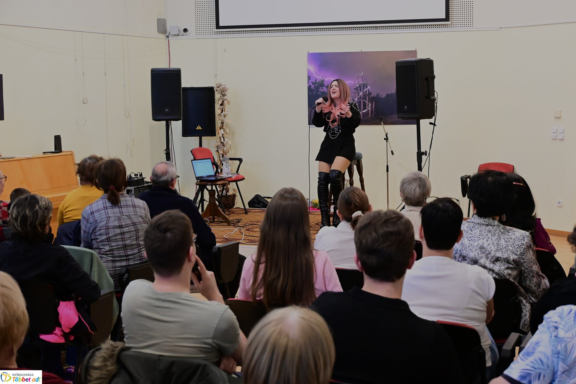 Szakos Andi mini koncert a könyvtárban