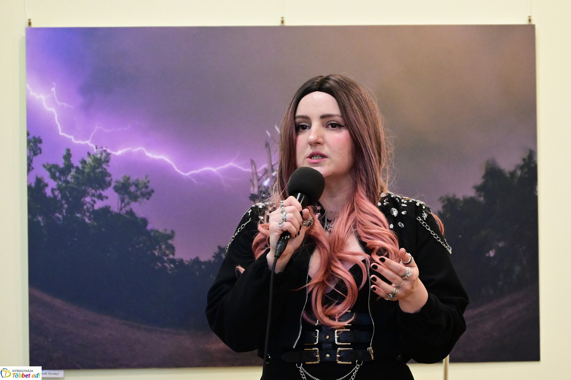 Szakos Andi mini koncert a könyvtárban