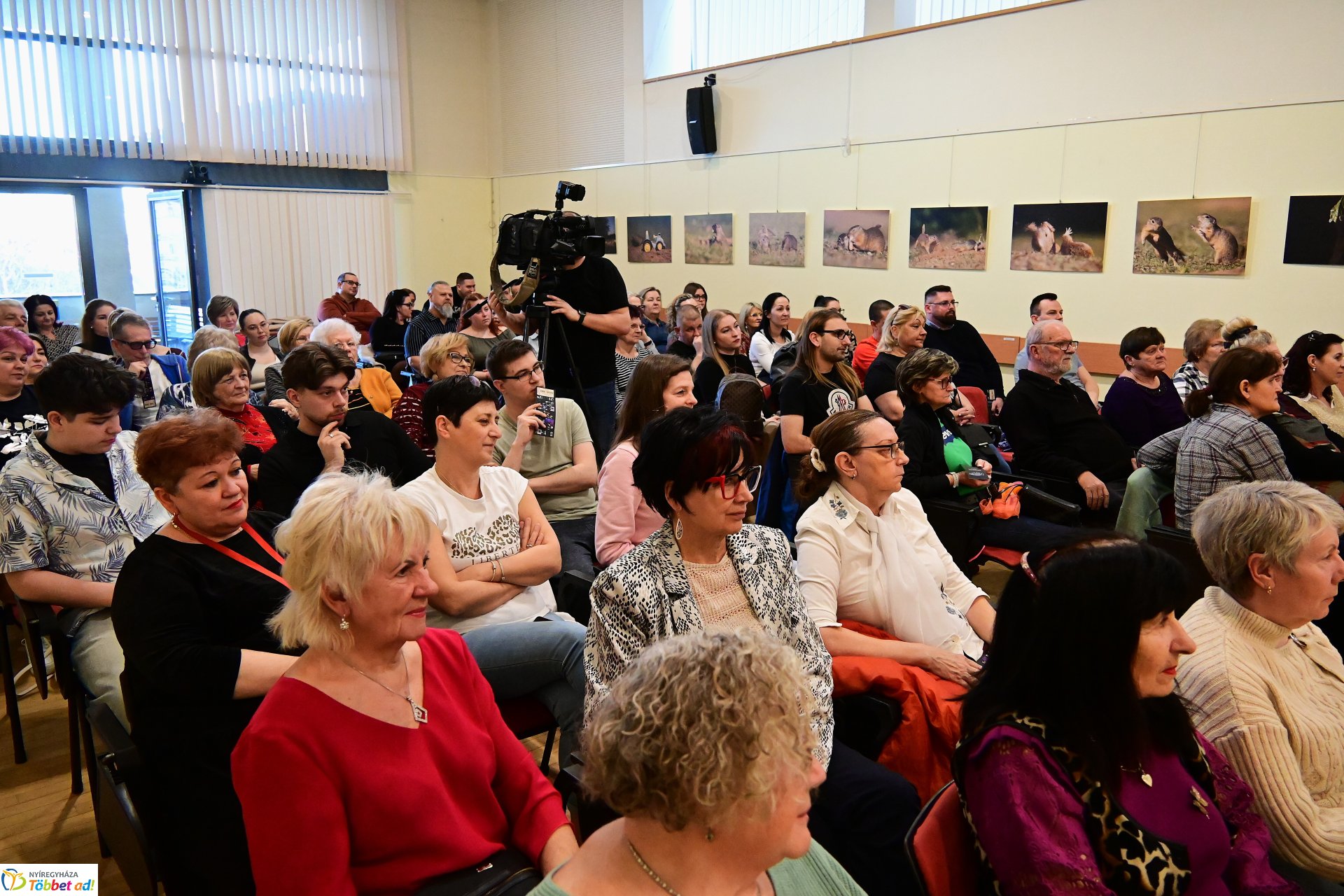 Szakos Andi mini koncert a könyvtárban