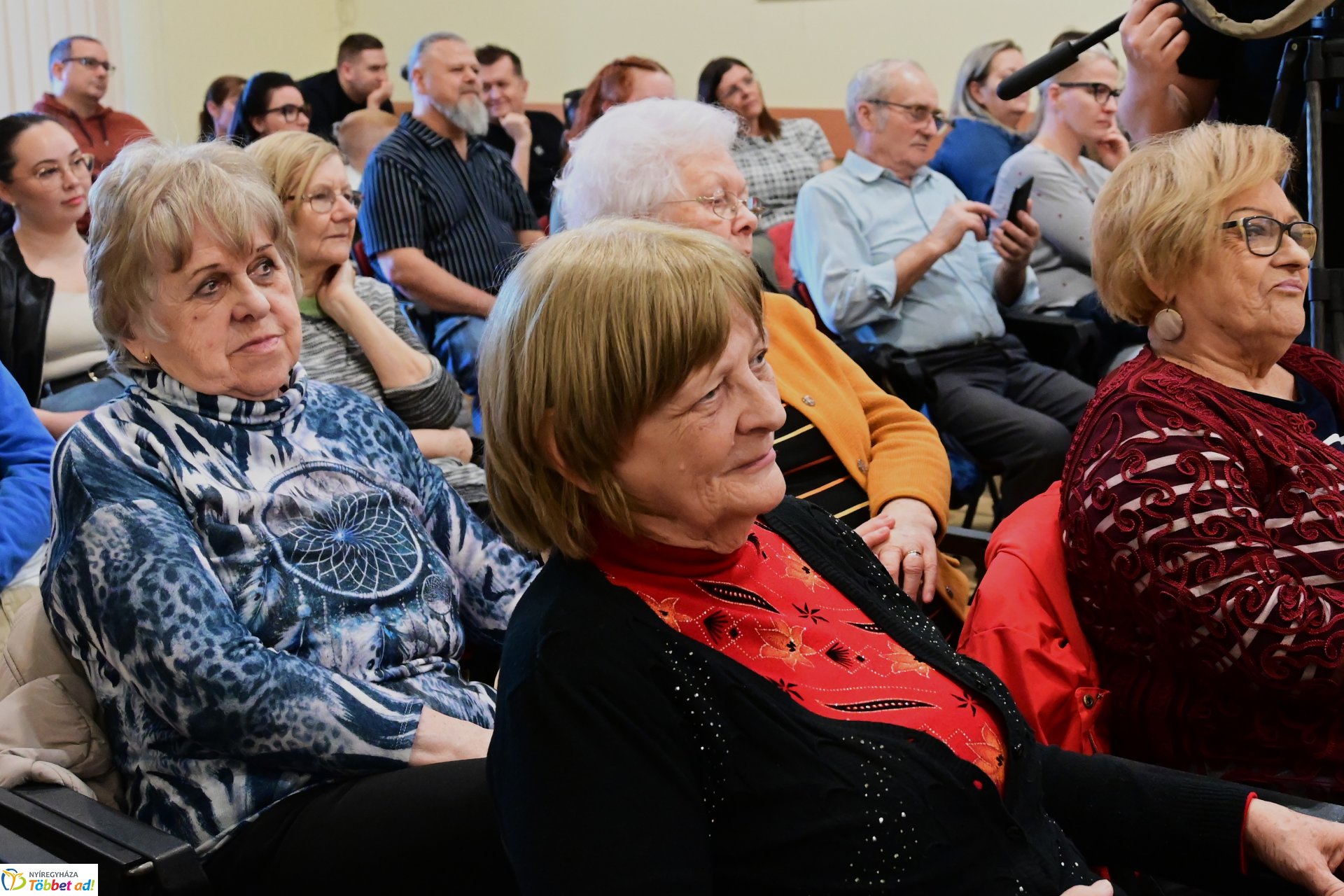 Szakos Andi mini koncert a könyvtárban