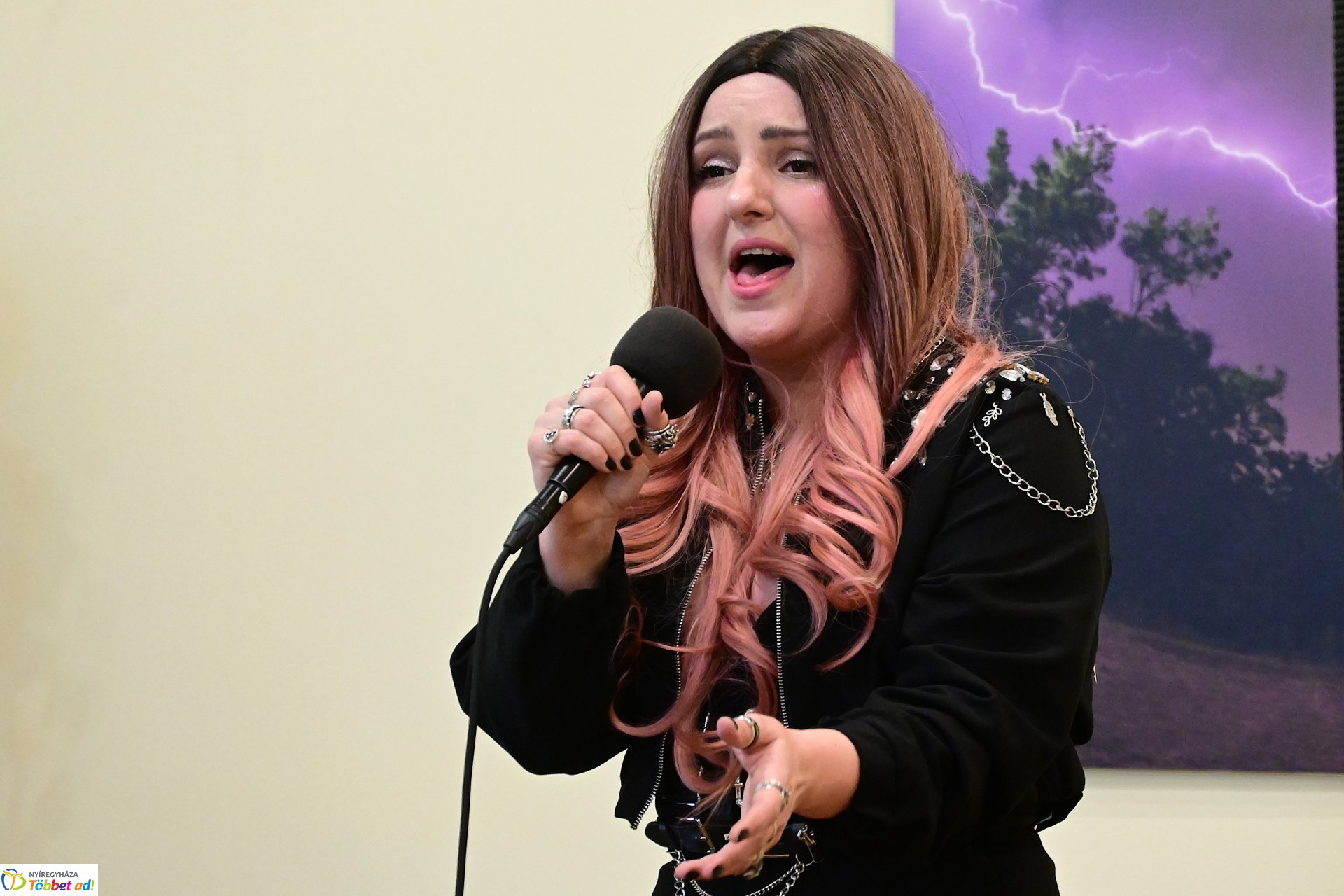 Szakos Andi mini koncert a könyvtárban