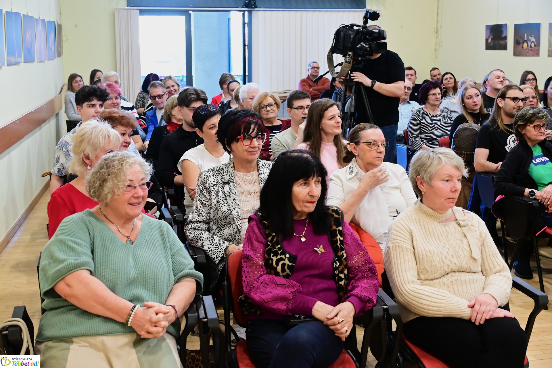 Szakos Andi mini koncert a könyvtárban