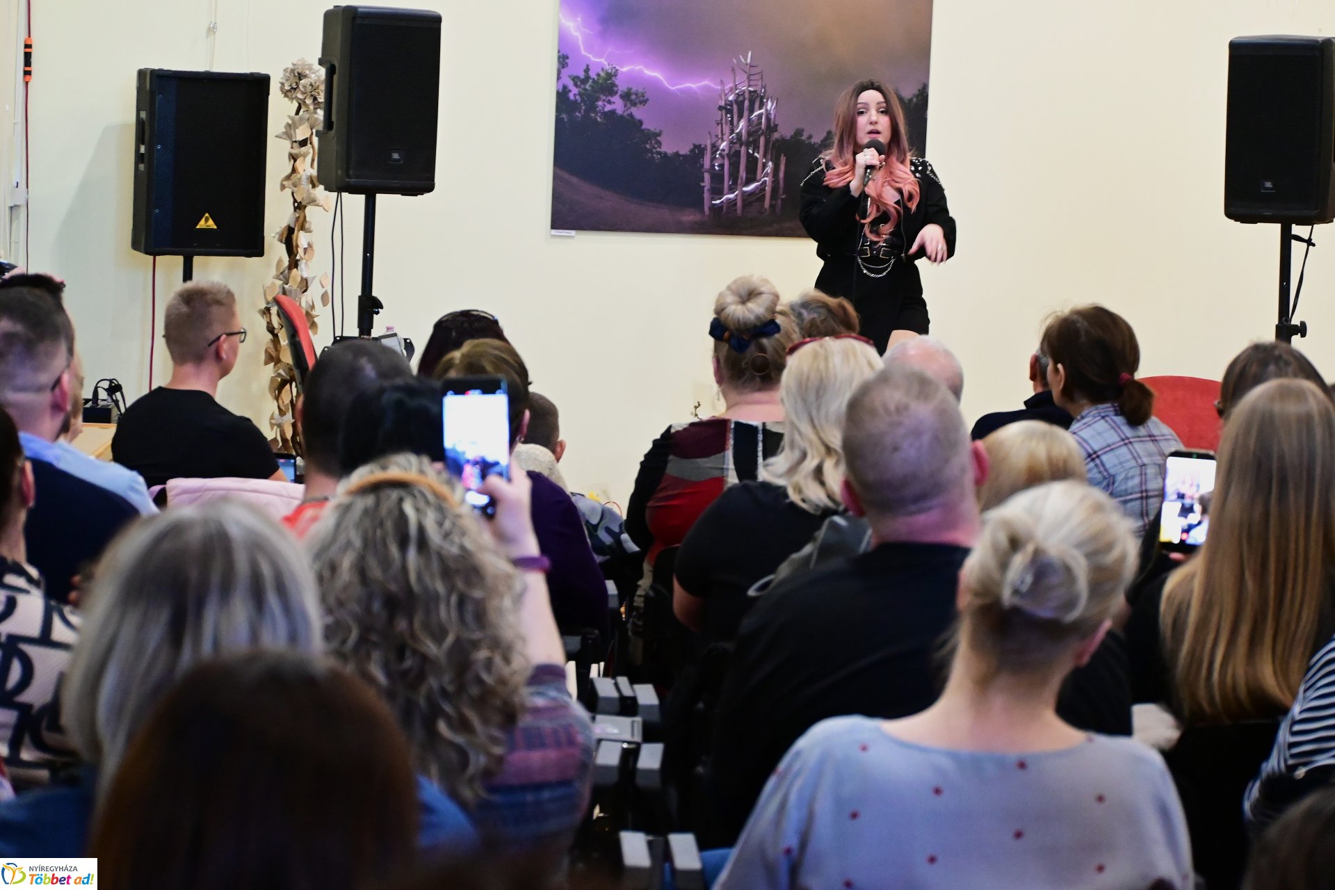 Szakos Andi mini koncert a könyvtárban