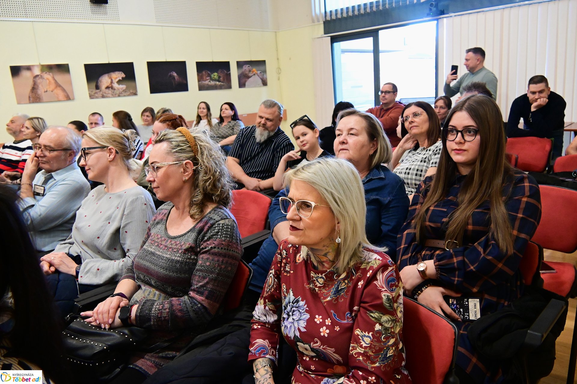 Szakos Andi mini koncert a könyvtárban