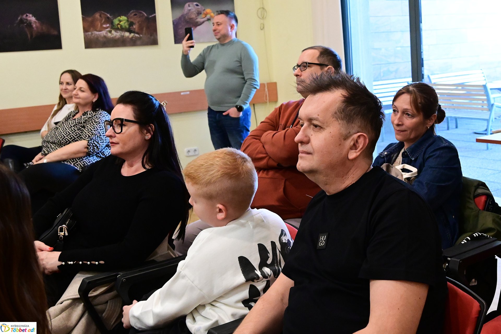 Szakos Andi mini koncert a könyvtárban