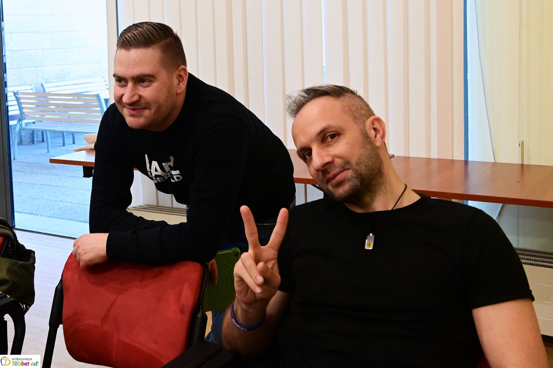 Szakos Andi mini koncert a könyvtárban